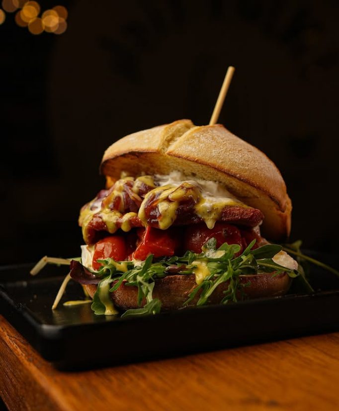 Hamburger su vassoio scuro