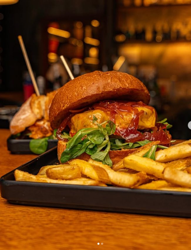 Hamburger gourmet con cipolla caramellata e frites
