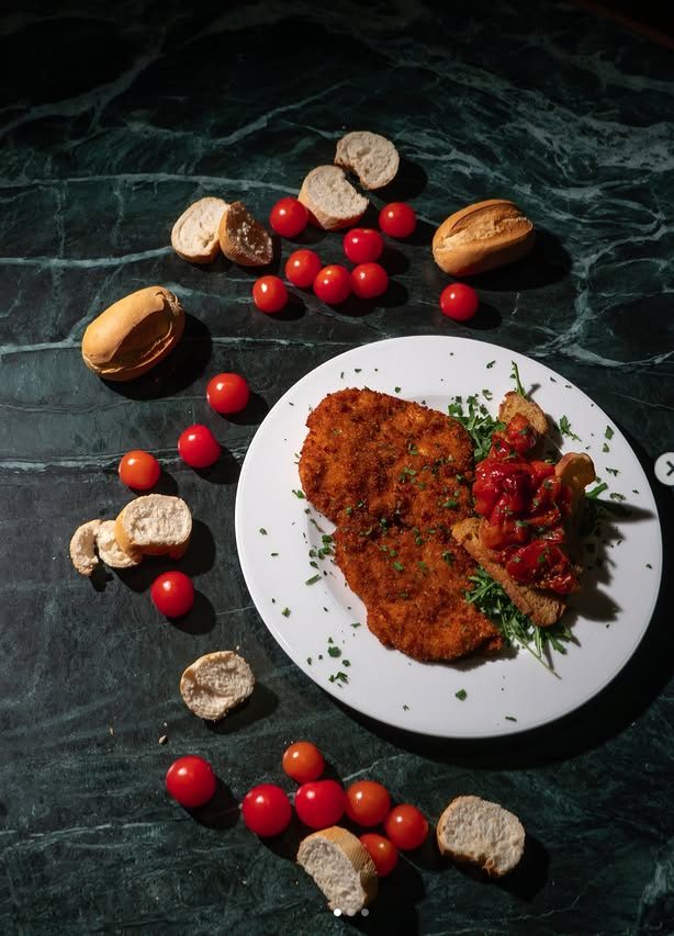 Cotoletta croccante con pomodorini