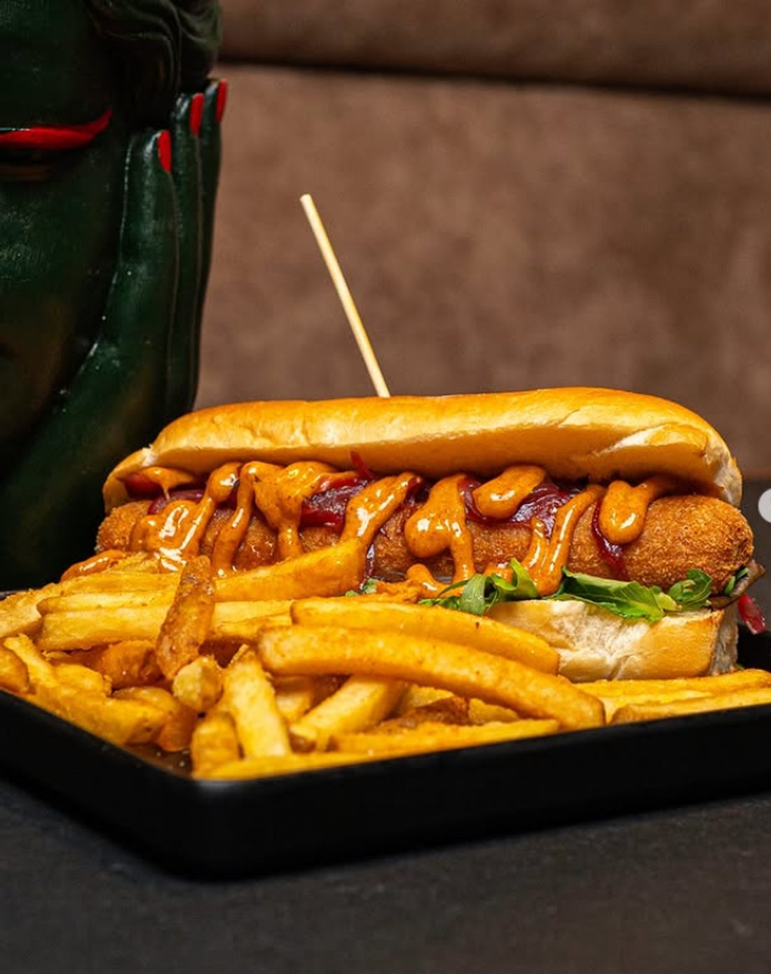 Panino lungo con frittura e frites