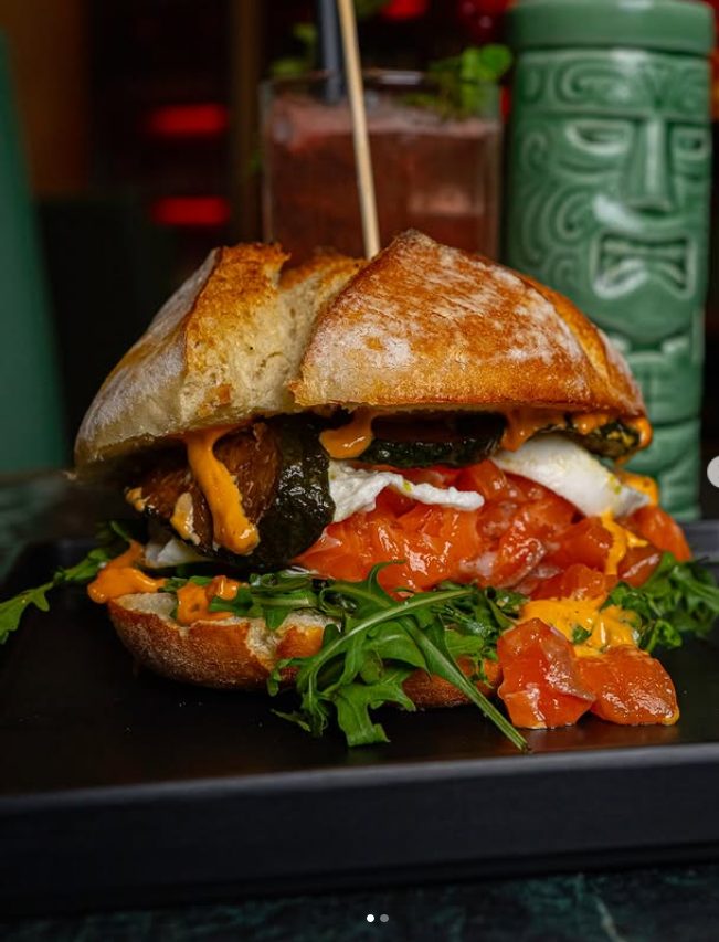 Panino con salmone e abbinamenti ricercati