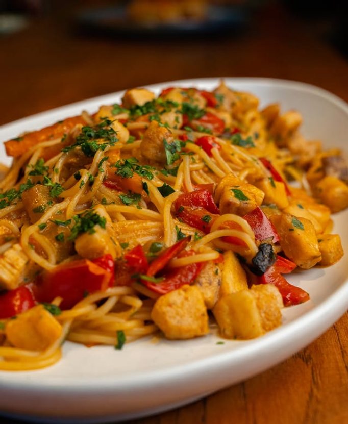 Pasta con pesce, peperoni e prezzemolo