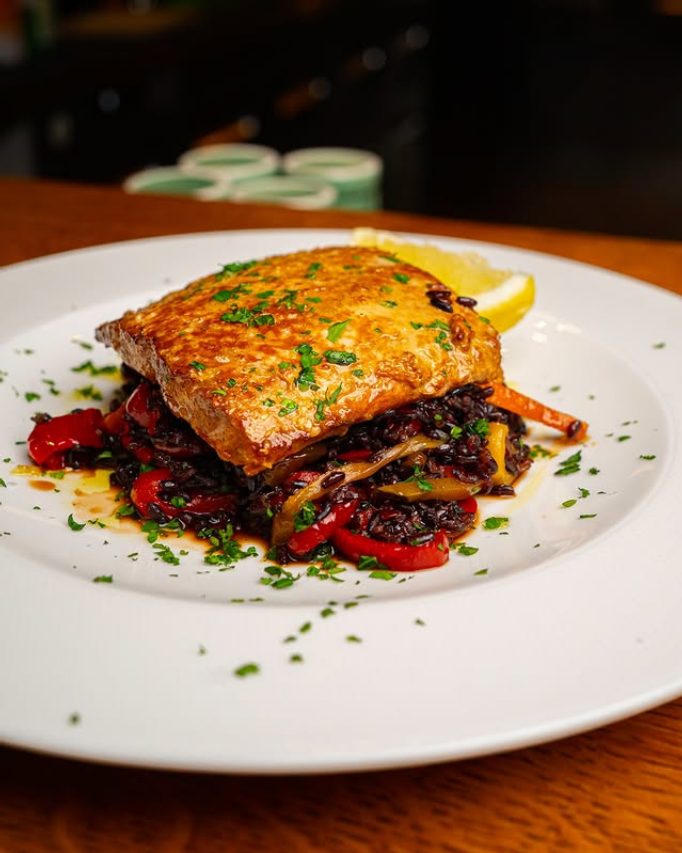 Filetto di pesce scottato su riso venere e verdure