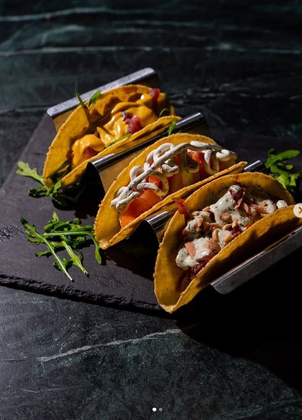 Tacos di pesce con salse e verdure
