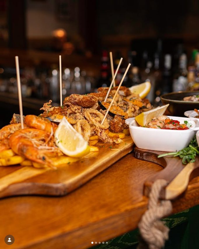 Il gran tagliere di mare di Enjoy Fish: gamberi, frittura, cozze e calamari