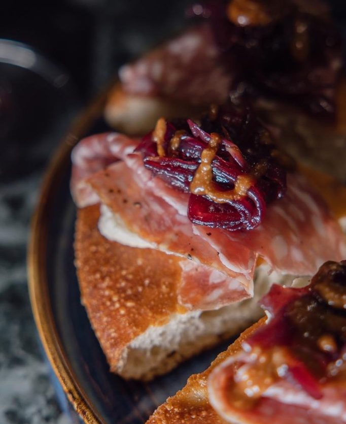 Tagliere di salumi e formaggi con focaccia